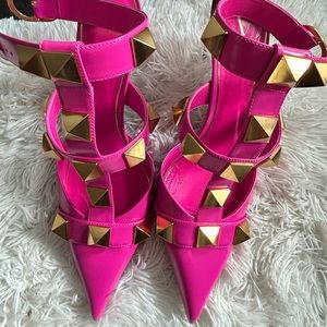 🌸Valentino Roman stud leather pumps 🌸